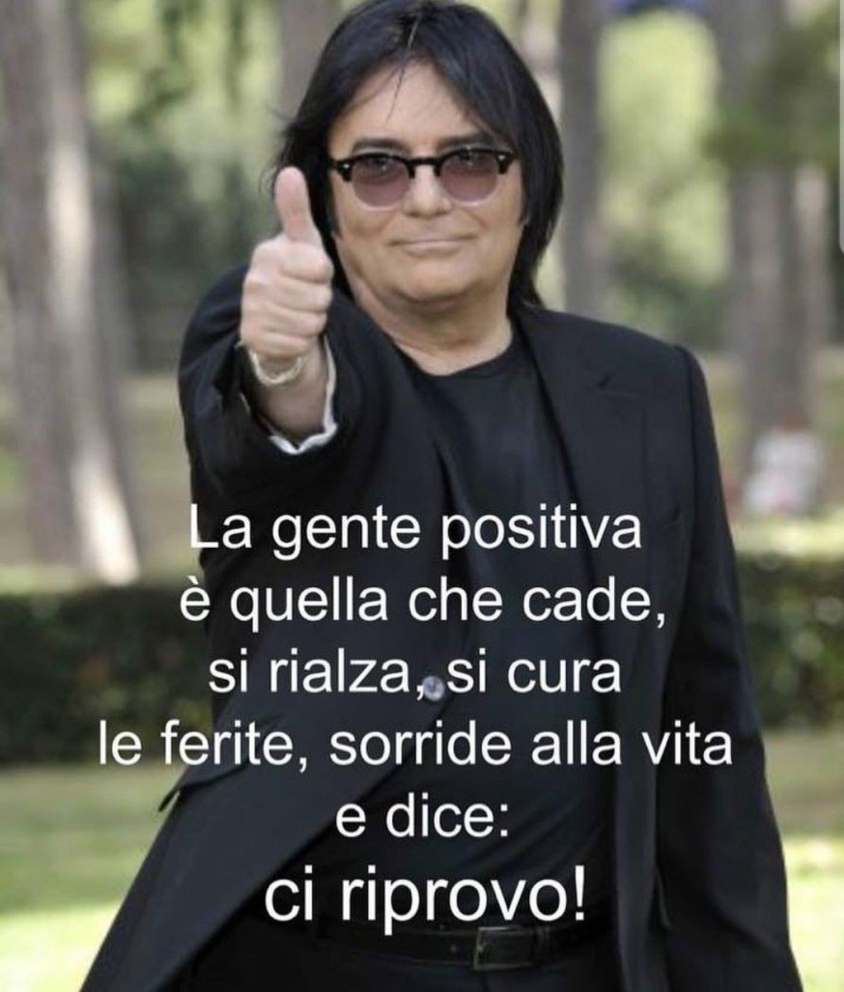 La gente positiva è quella che cade, si rialza, si cura le ferite, sorride alla vita e dice: "CI RIPROVO!"