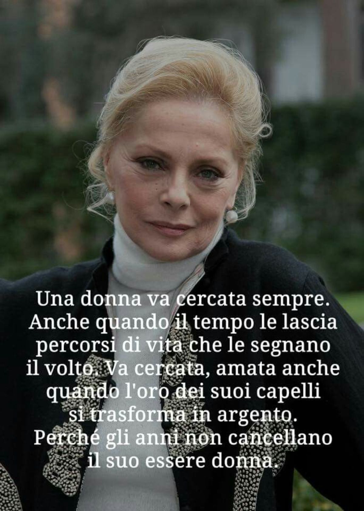 Una donna va cercata sempre. anche quando il tempo le lascia percorsi di vita che le segnano il volto.