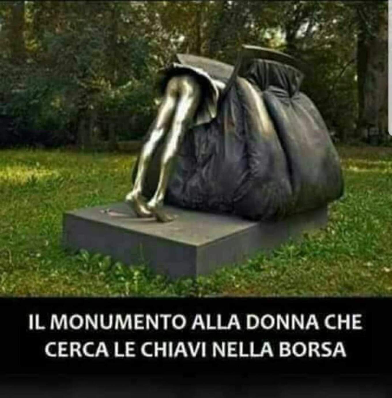 Il monumento alla donna che cerca le chiavi nella borsa